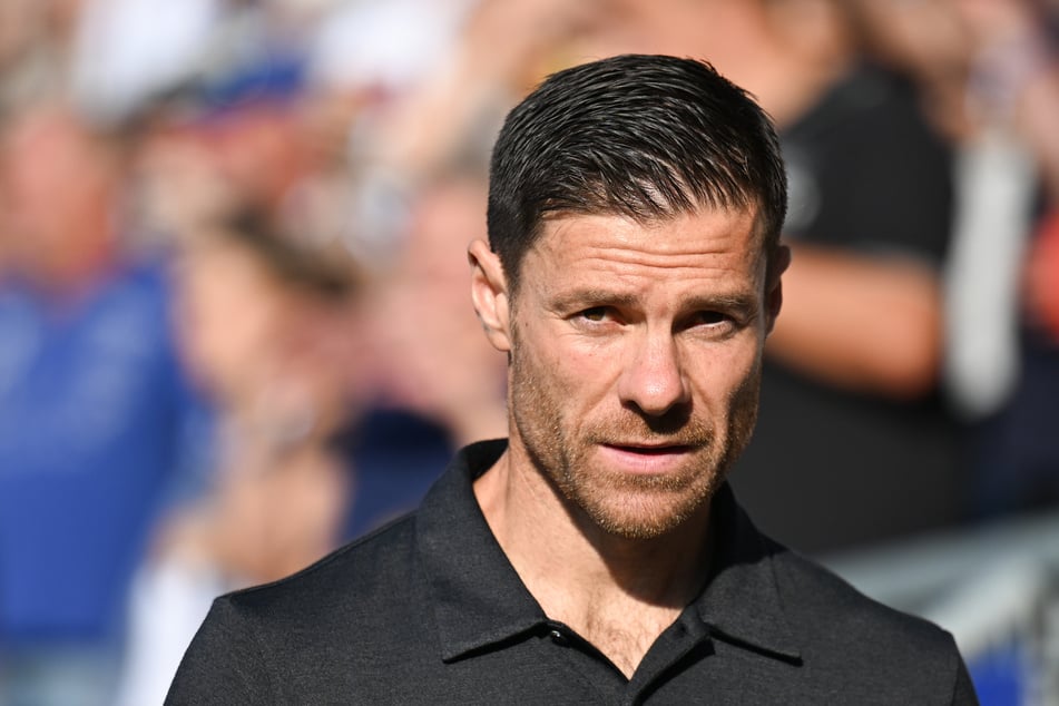 Leverkusens Trainer Xabi Alonso (42, Foto) muss im Topspiel gegen RB Leipzig auf Stammkeeper Lukas Hradecky (34) verzichten.