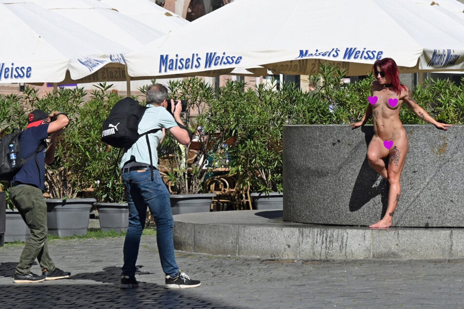 Eine rothaarige Frau ließ sich am Dienstag am Brunnen neben der Nikolaikirche nackt fotografieren.