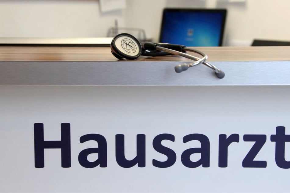 Laut Verband sollen Hausarztpraxen jeden zweiten Platz im Wartezimmer streichen. (Symbolfoto)