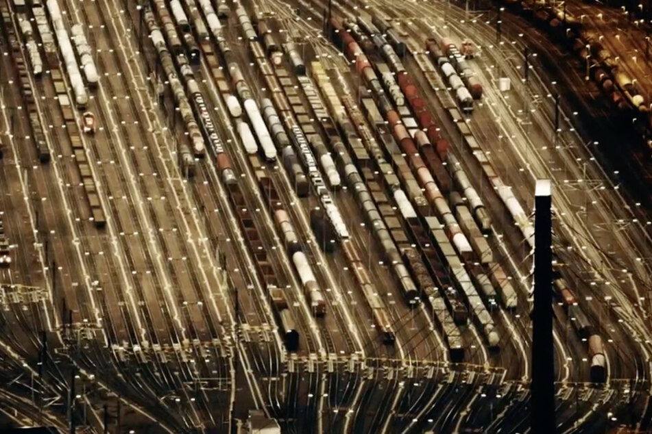 Der Güterbahnhof in Halle (Saale) bei Nacht.