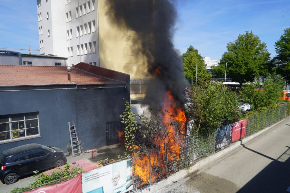 Auf dem Gelände einer Autowerkstatt in Hamburg ist am Freitag ein Feuer ausgebrochen. Dichter, schwarzer Rauch stieg auf.