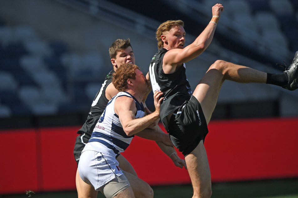 Der Australian Footballer Gary Rohan (33, M.) bekam den Ellbogen eines Gegenspielers an den Kopf und zog sich eine Gehirnerschütterung sowie einen Schädelbruch zu.