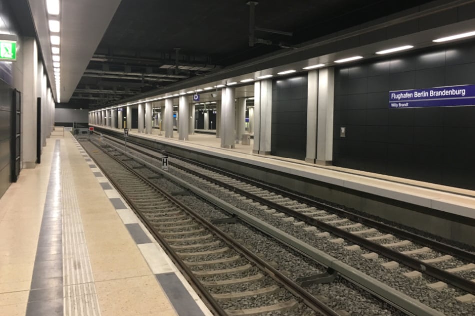 Der Flughafen-Bahnhof hat sechs Gleise und drei Bahnsteige. Derzeit ist nur die IC-Linie Dresden-Flughafen-Berlin-Rostock geplant.
