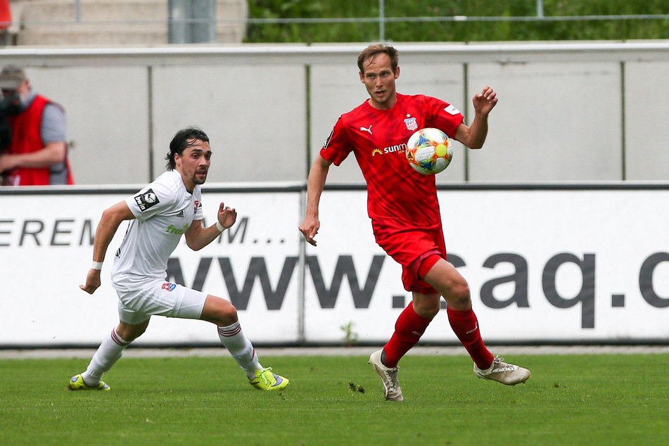 René Lange (r.) lief hier Hachings Markus Schwabl davon.