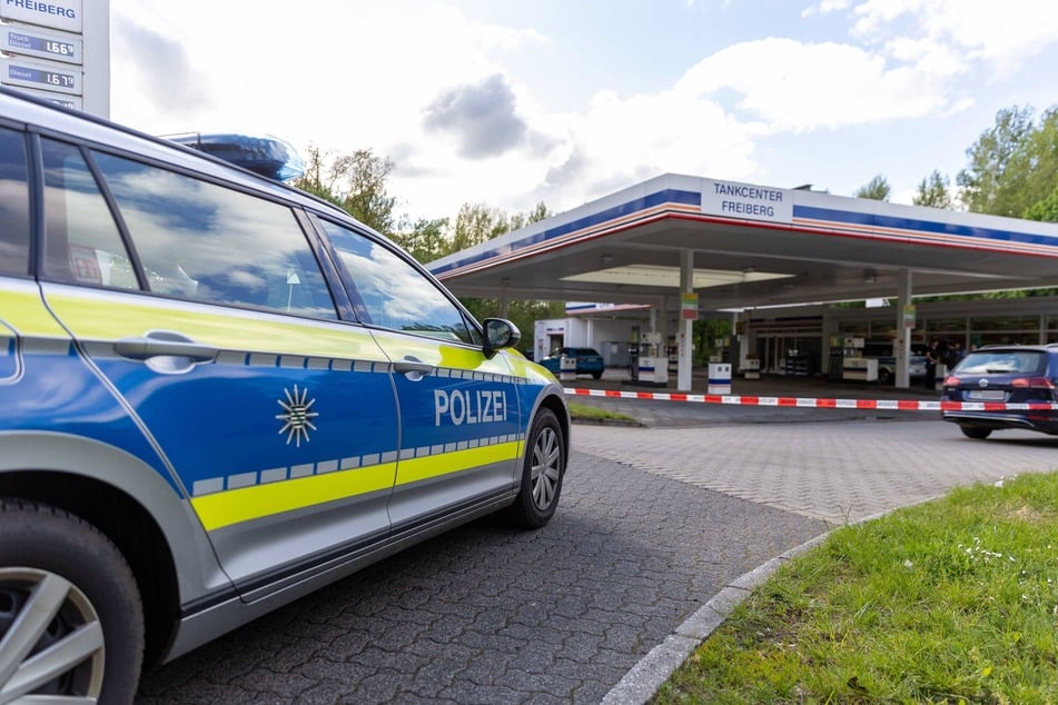 Am Sonntag wurde die Tankstelle überfallen. Der Täter flüchtete in einen angrenzenden Wald.