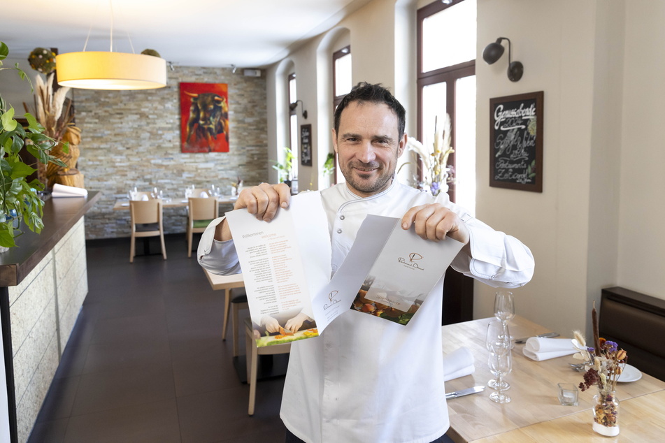 Mit großer Freude zerreißt Gourmet-Koch Daniel Fischer (50) die Speisekarte seines Restaurants "Daniel".