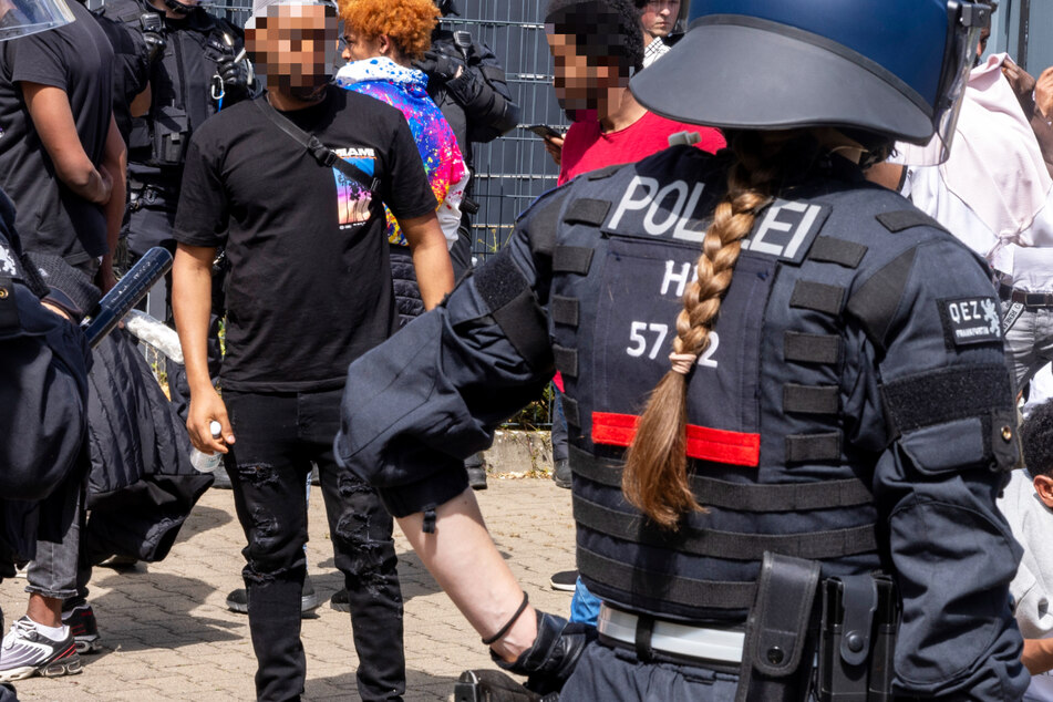 Die Polizisten in Gießen sahen sich mit massiven Ausschreitungen vonseiten einzelner Protestierender konfrontiert.