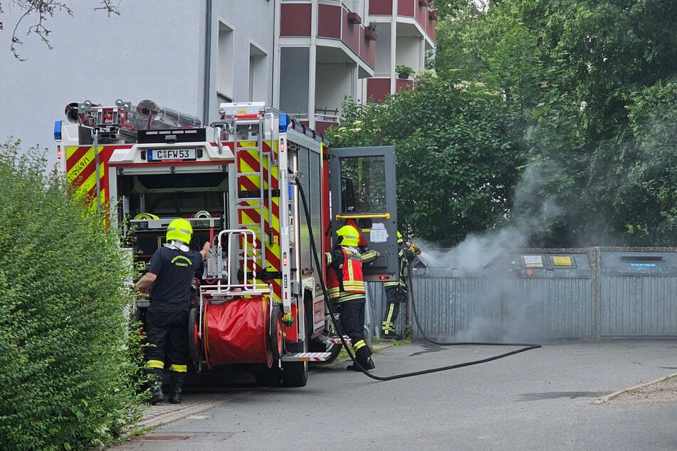 In der Würzburger Straße kam es am Freitag aufgrund einer brennenden Tonne zu einem Feuerwehreinsatz.
