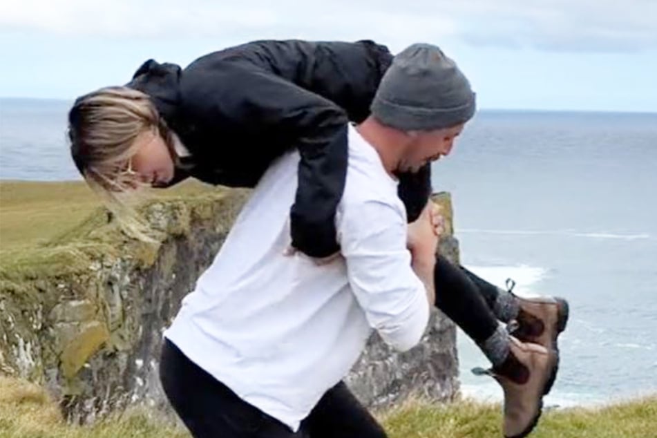 Brando trägt seine Freundin Paige mehrfach zu Sehenswürdigkeiten auf Island.