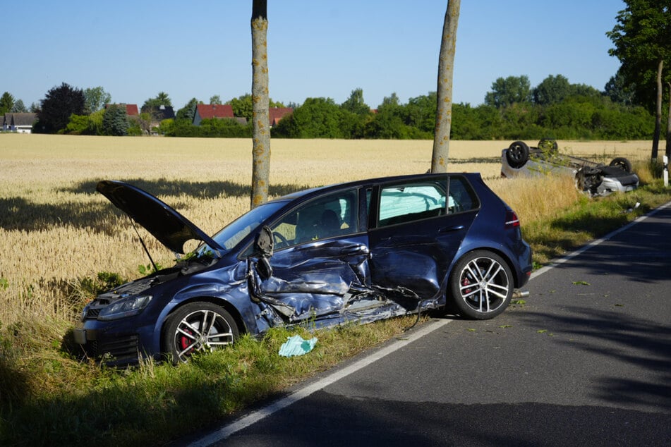 Während ein VW schwer beschädigt im Graben landete ...