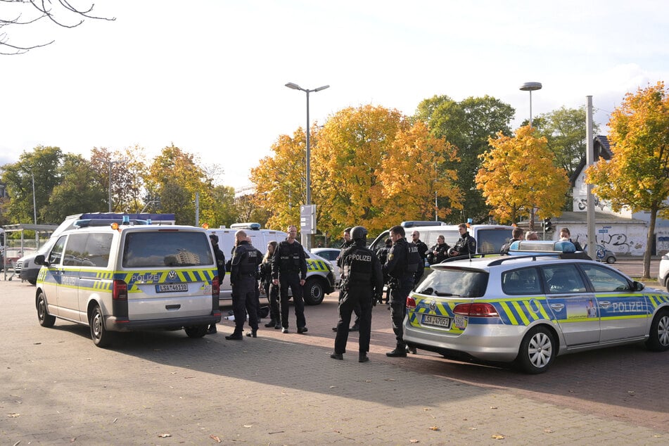 In Halle-Trotha läuft seit Montagnachmittag ein Großeinsatz der Polizei.