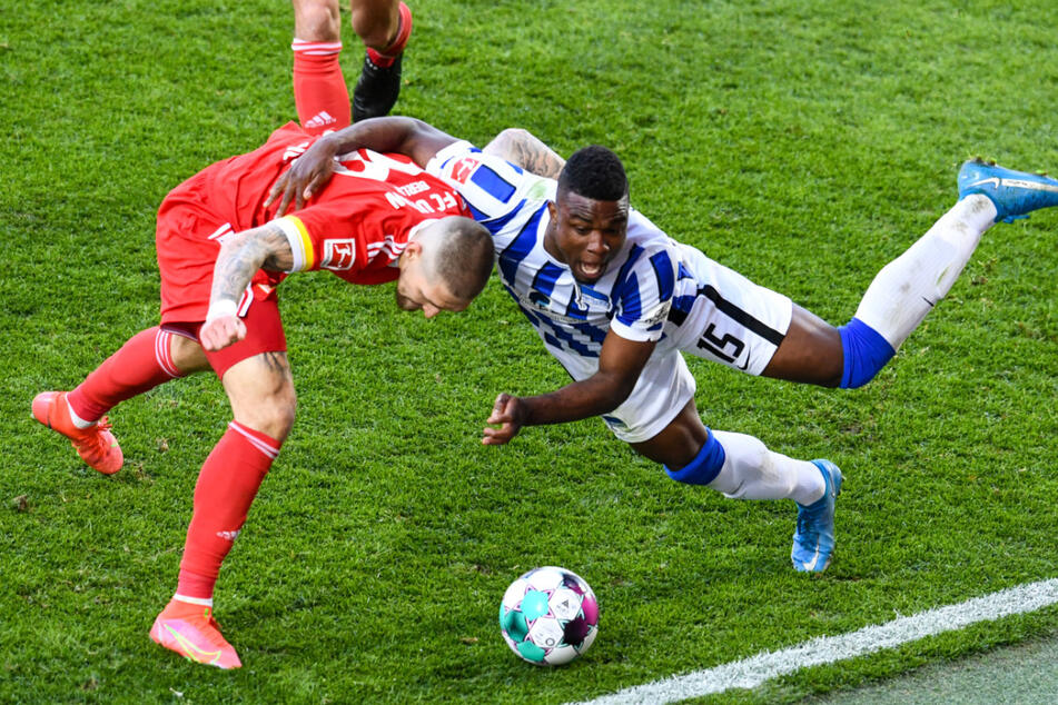 Viele intensive Zweikämpfe, wie hier zwischen Herthas Jhon Corodoba (r.) und Unions Robert Andrich, prägten die Partie.