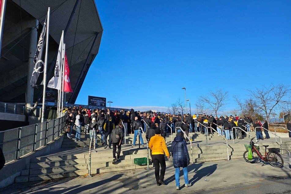 Der Eingang vor dem K-Block der Dynamos füllt sich langsam.