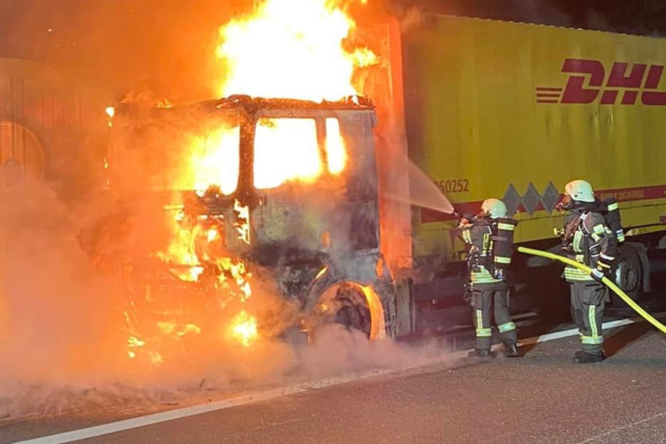Der DHL-Laster brannte komplett aus, fing im Verlauf des Einsatzes sogar zweimal Feuer.