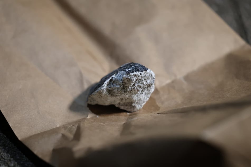 Teile des Meteoriten konnten nach dem Einschlag am Sonntagabend in Koblenz gesichert werden.