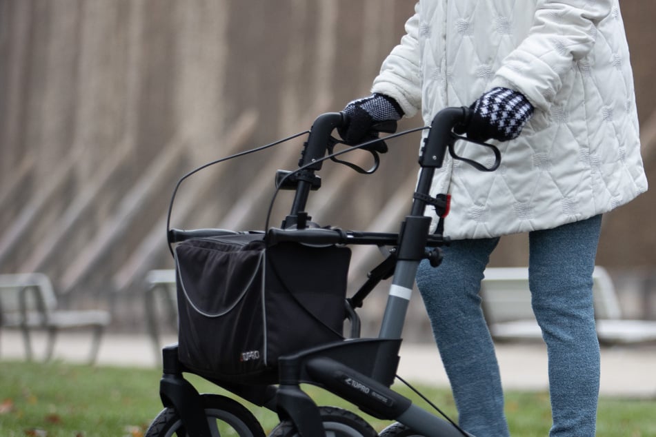 Brutale Überfälle auf mehrere Seniorinnen: 31-Jährige vor Gericht!