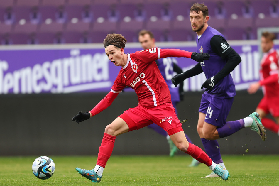 Alexander Prokopenko (22, l.), hier im Testspiel gegen Aue, war der erste Cottbuser, der in Luckenwalde nach gut 60 Minuten mit Krämpfen hinausmusste.