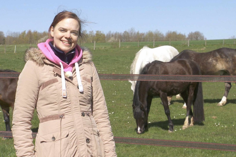Als Pferdewirtin hat die 26-Jährige zahlreiche Vierbeiner auf ihrem Hof.