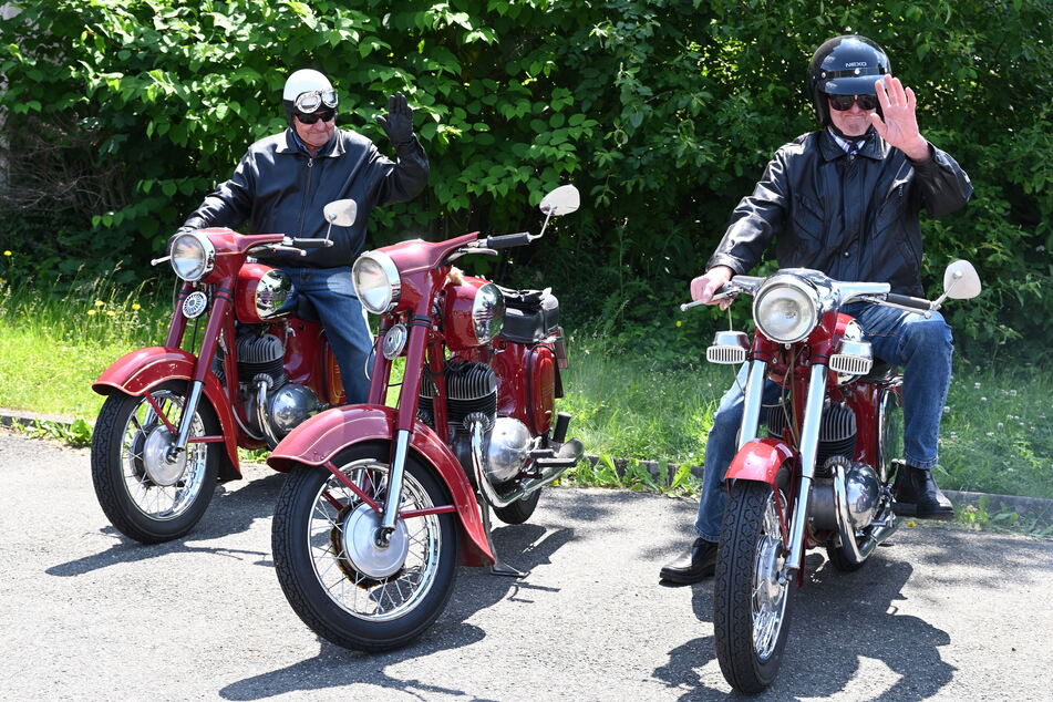 Die Jawa-Motorräder, viele im charakteristischen Weinrot, lockten viele Besucher an.