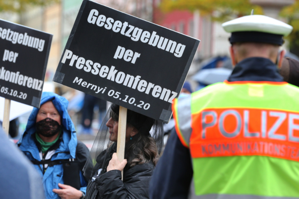 Menschen stehen auf dem Gärtnerplatz in München bei einer Demonstration gegen die Corona-Maßnahmen.