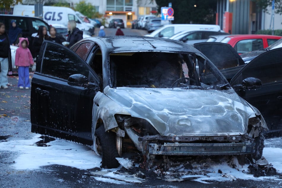 Dresden: Ford Mondeo brennt in Dresden-Prohlis komplett aus