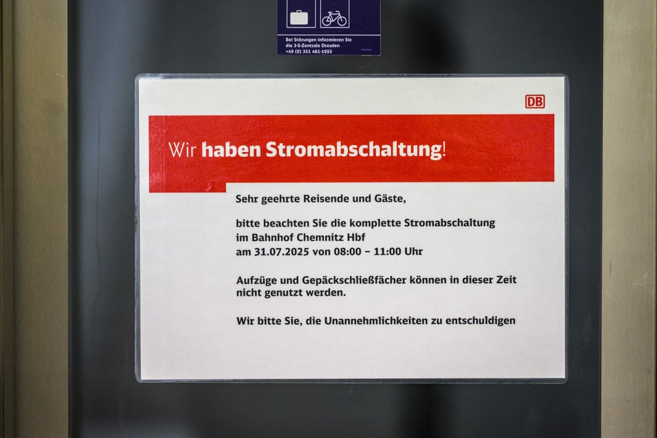 Ein Hinweisschild weist Reisende auf die Stromabschaltung auf dem Chemnitzer Hauptbahnhof hin.