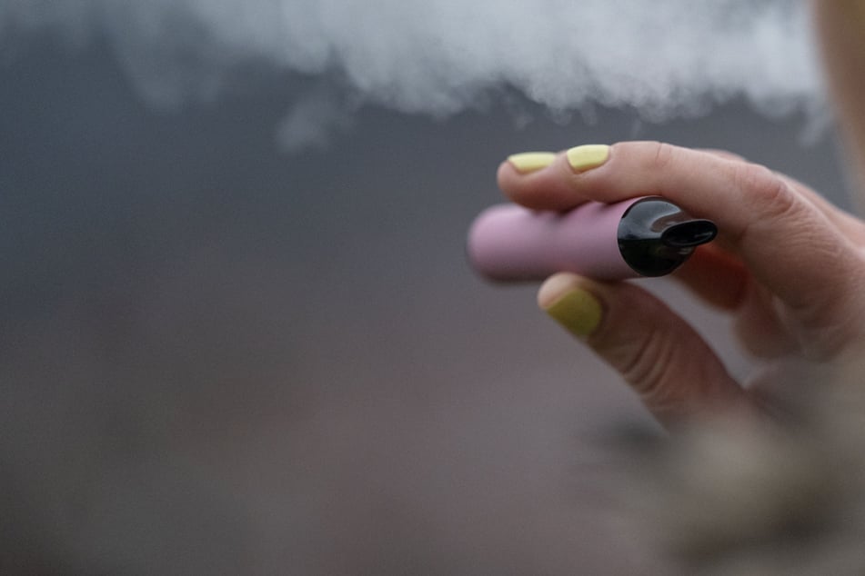 Wegen E-Zigarette: Jugendliche an Bushaltestelle ausgeraubt