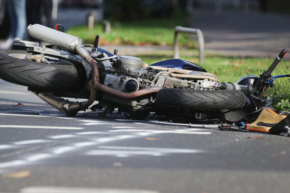 In Köln wurde ein junger Motorradfahrer (18) von einem VW erfasst und schwer verletzt. (Symbolfoto)