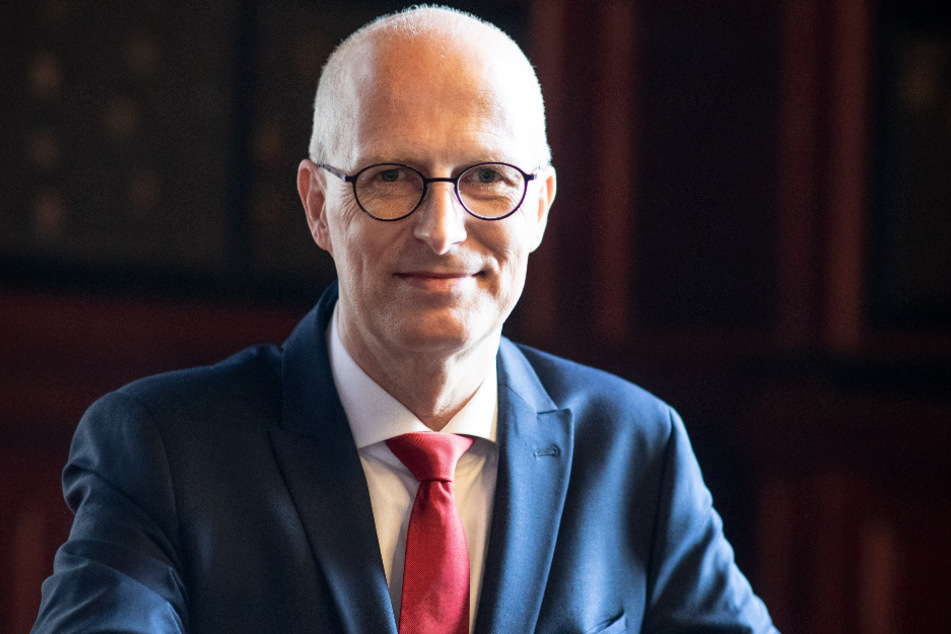 Peter Tschentscher (SPD), Erster Bürgermeister in Hamburg, sitzt nach einem Interview im Rathaus.