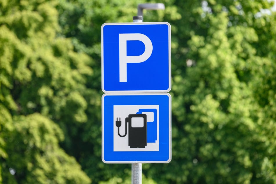Der Freistaat hat jetzt Parkplatzflächen zum Bau von Ladesäulen zur Verfügung gestellt.