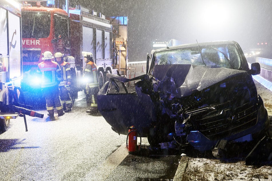Unfall A3: Schwerer Unfall auf A3: Sieben US-Soldaten verletzt, Feuerwehr rettet Fahrer