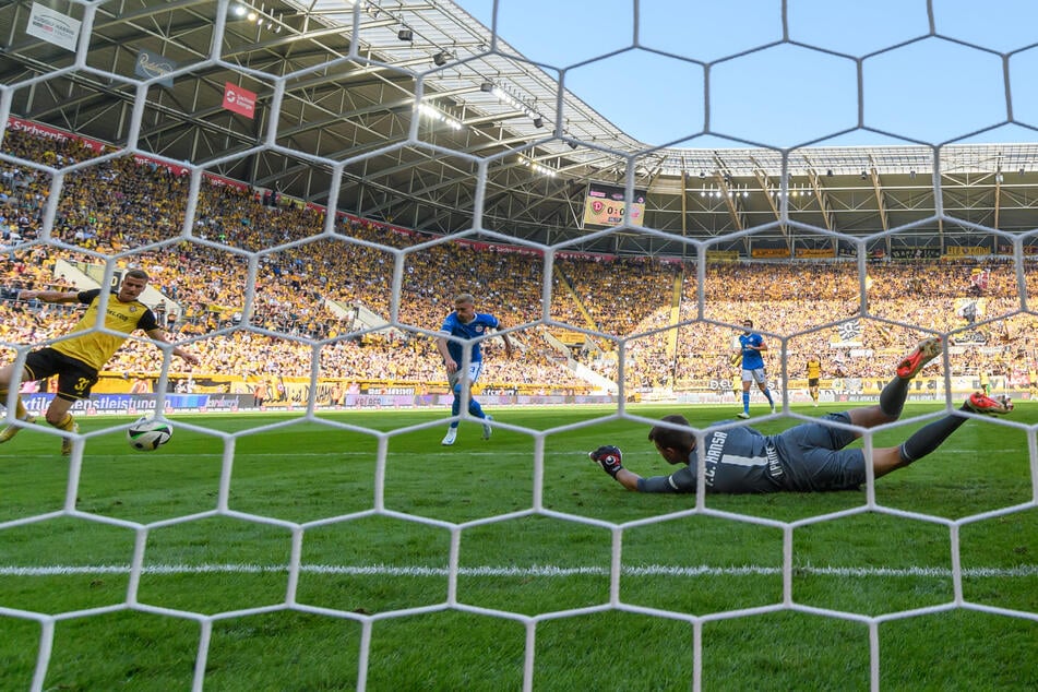 Das frühe 1:0: Stefan Kutschke (35) zog ab, Hansa-Keeper Benjamin Uphoff (31) klatschte den Ball nach vorn ab, Christoph Daferner machte artistisch ein langes Bein und drückte die Kugel über die Linie.