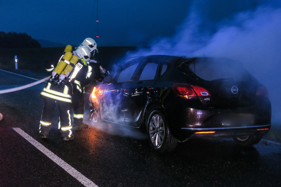 Im Hartensteiner Ortsteil Thierfeld fing am Dienstagabend ein Opel Feuer. Die Feuerwehr kämpfte gegen die Flammen.