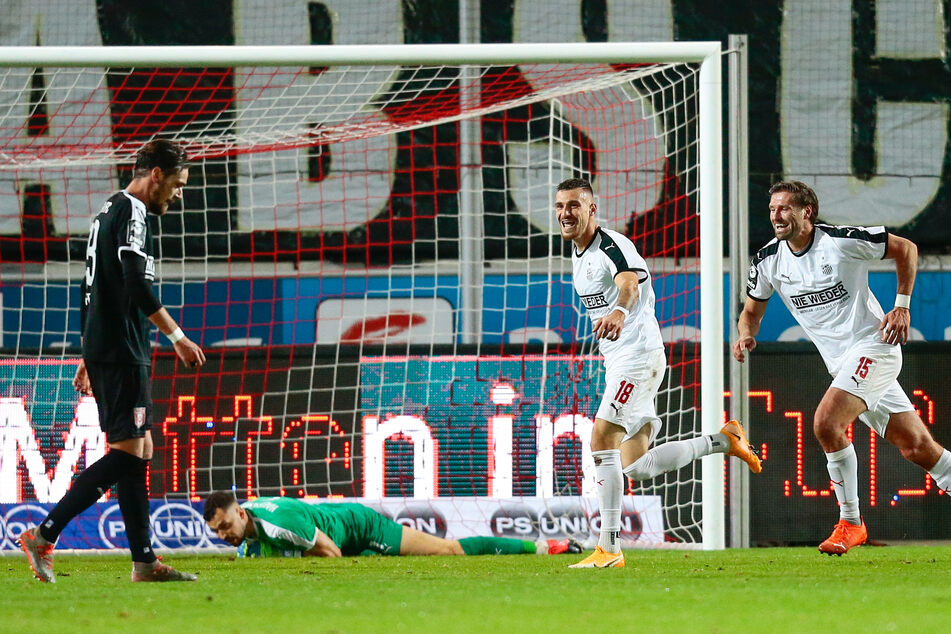 Maximilian Wolfram (2.v.r..) jubelt nach seinem Treffer zum 1:0, Ronny König eilt herbei, um den Torschützen zu beglückwünschen.