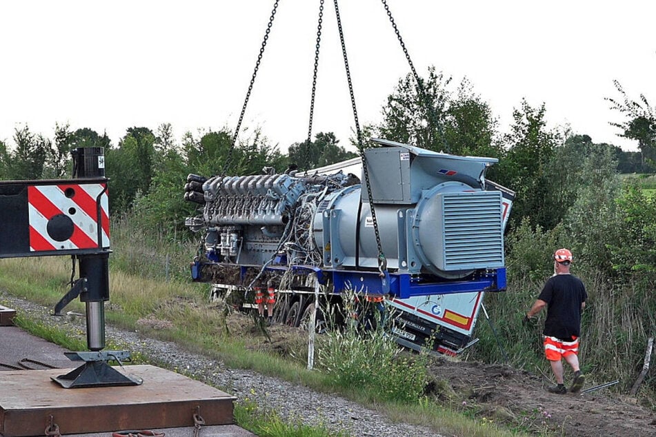 Der kostspielige Schiffsmotor musste mit einem Kran aus dem Graben gehoben werden.