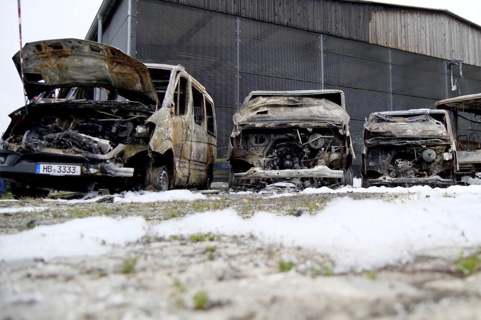 Drei Gruppenwagen und ein Bus der Polizei wurden im Juni 2021 bei einem Brandanschlag auf dem Gelände der Bereitschaftspolizei Bremen zerstört.