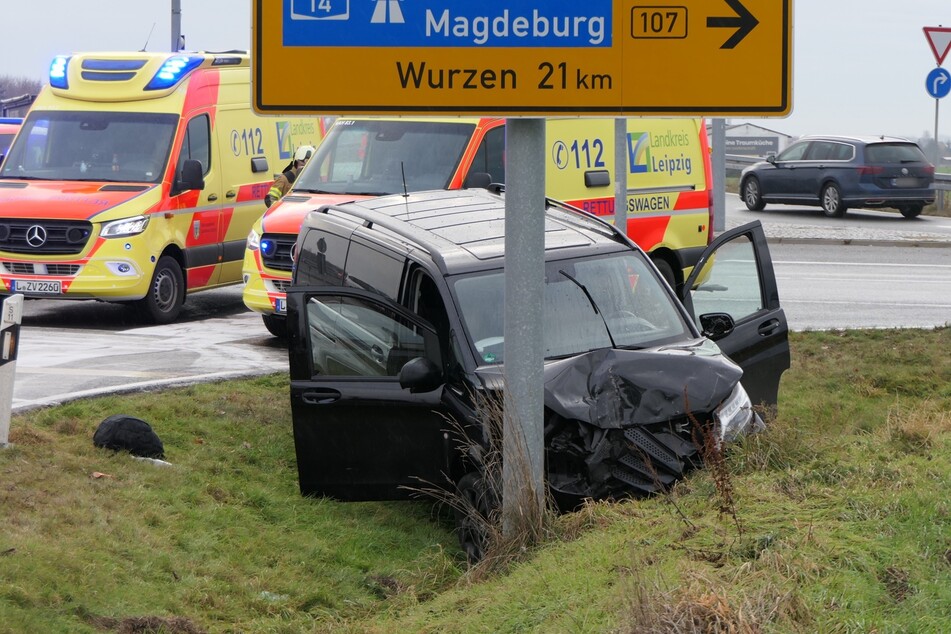 Unfall bei Leipzig: Drei Autos krachen auf Kreuzung ineinander