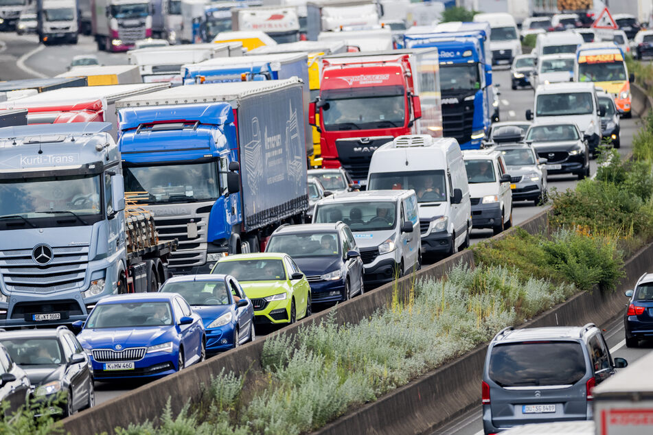 Die längsten Staus in NRW gab es laut ADAC auf der A1 - insgesamt 40.195 Kilometer. (Symbolbild)