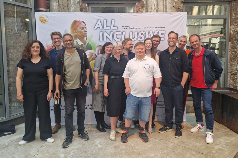 Die Produzenten, Regisseure und Protagonisten des Films "All Inclusive" am Sonntag auf der Weltpremiere in den Hamburger Zeise Kinos