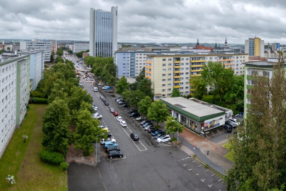 Blick auf den Brückenstraßen-Stumpf: Der Bereich zwischen Kreuzung Theaterstraße/Brückenstraße und Chemnitz soll zur grünen Promenade umgebaut werden.