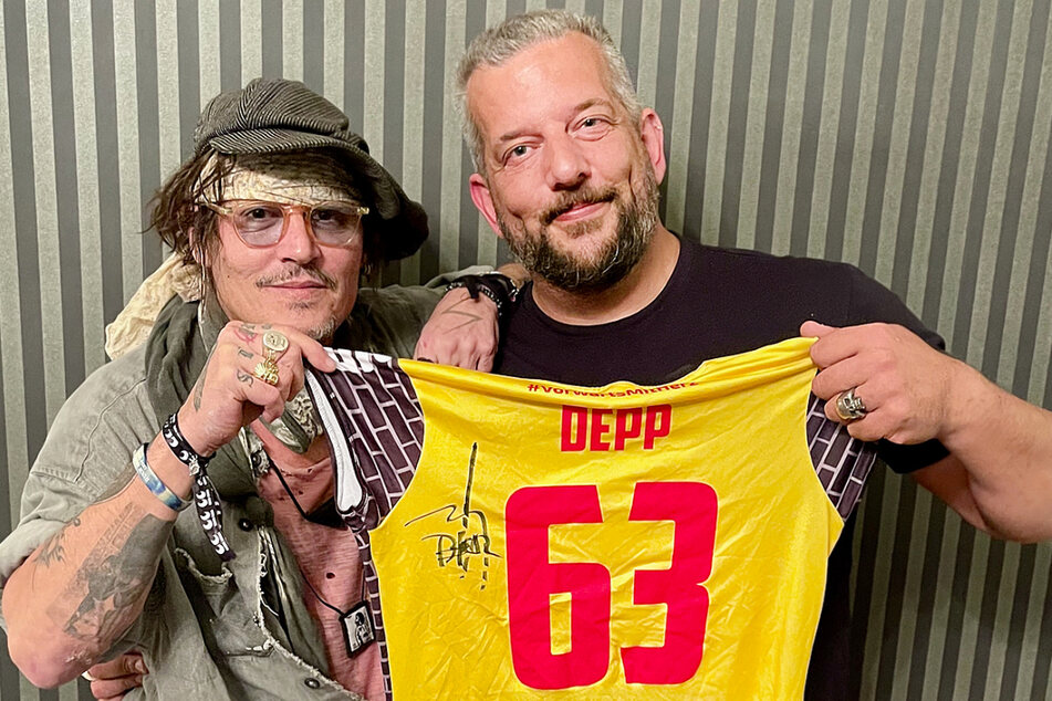 Gute Freunde: Hollywood-Star Johnny Depp (58, links) und Alex Becker, der beim VfB unter anderem für die Social-Media-Kanäle und das „Wolfsrudel-TV“ zuständig ist.