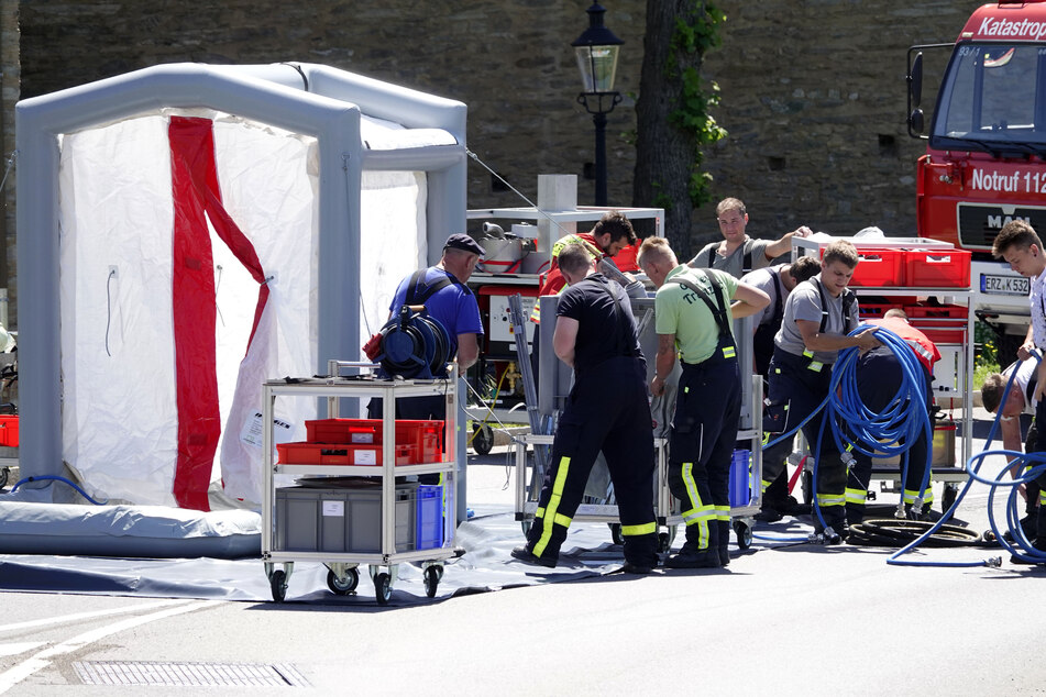 Die Feuerwehr baute eine Dekontaminationseinheit auf.