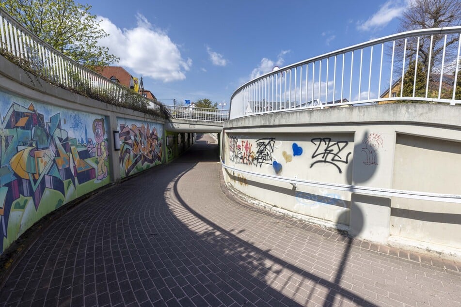Im Fußgängertunnel unterhalb der B170 befinden sich noch zahlreiche Schmierereien - diese sollen bis zum Sommer schrittweise entfernt werden.