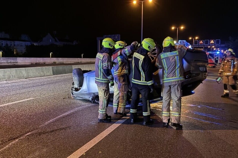 Stadtautobahn-Crash endet für Auto auf dem Dach