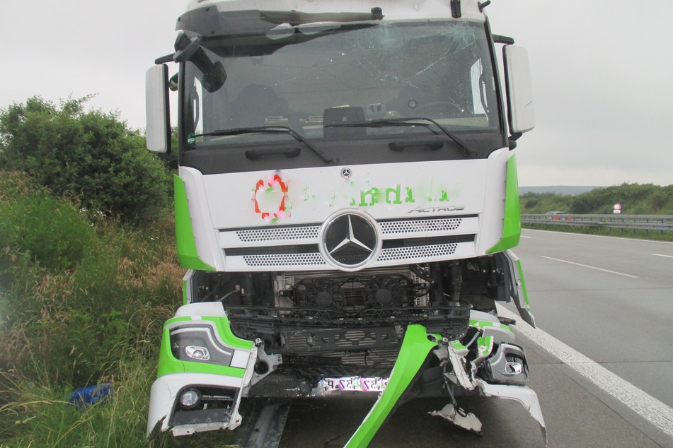 Trotz starker Unfallspuren fuhr der Lkw-Fahrer noch mehrere Kilometer mit seinem kaputten Sattelzug.