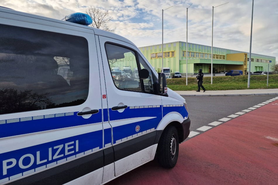 Die Brandenburger Polizei hat am Dienstagabend das Gelände eines Frucht-Händlers in Groß Kreutz durchsucht, bei dem im Sommer 2022 Drogen gefunden wurden.