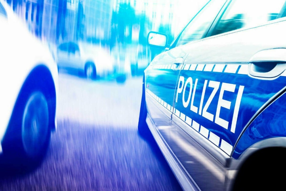 Im Zuge einer illegalen Geburtstagsfeier in Delmenhorst sind Polizisten mit Flaschen beworfen worden. (Symbolfoto)