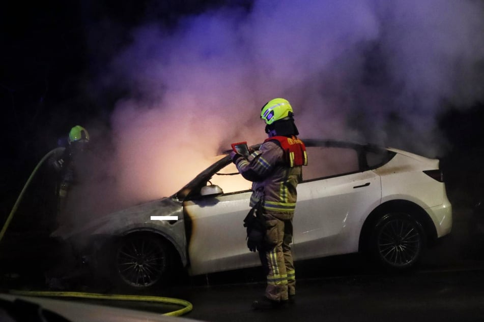 Bei allen vier Autos, die in der Nacht auf Freitag brannten, handelte es sich um Teslas.