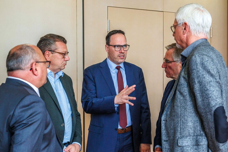 Wirtschaftsminister Dirk Panter (50, SPD, 3.v.l.) nach seiner Fachregierungserklärung im Landtag im Gespräch mit Spitzenvertretern der Kammern und der Gewerkschaft.
