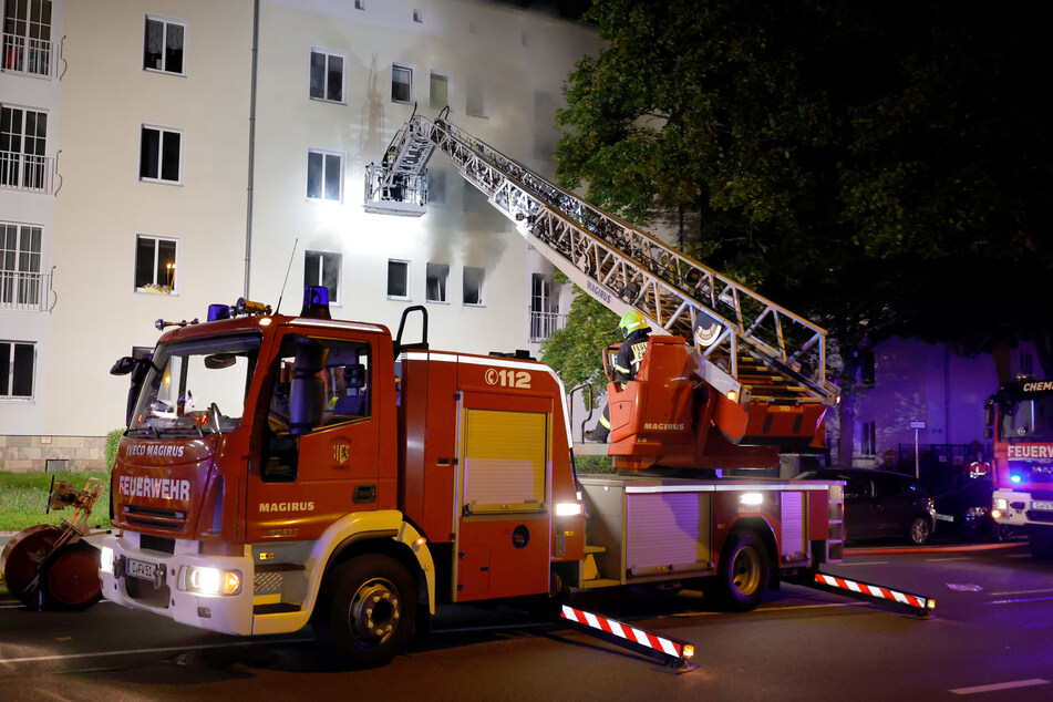 Feuerwehreinsatz in der Zschopauer Straße: Hier brannte am Sonntagabend eine Wohnung.
